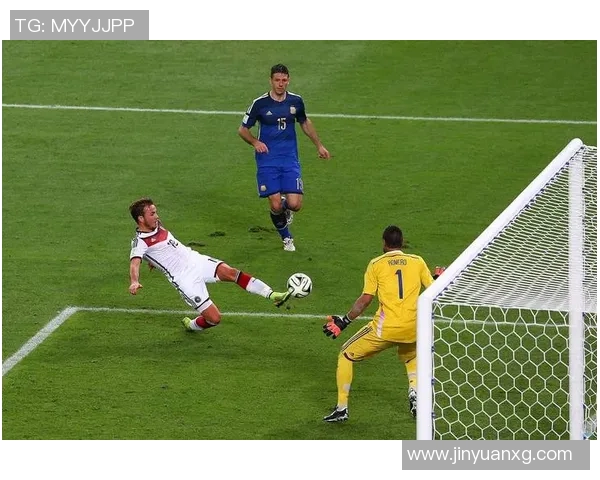 足球明星如何运用技巧与战术展现踢球的魅力与风采 足球明星如何运用技巧与战术展现踢球的魅力与风采